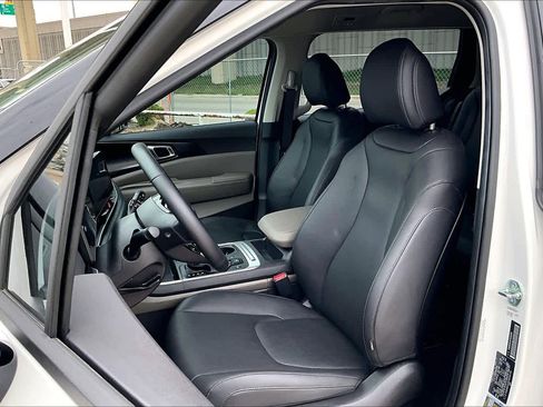 Certified 2026 Kia Carnival FWD image 8