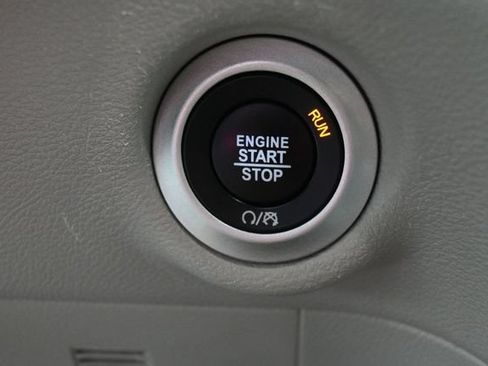 Used 2024 Chrysler Pacifica Touring-L FWD image 26