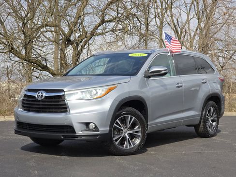 Used 2016 Toyota Highlander XLE image 2