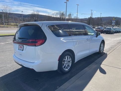 Used 2023 Chrysler Pacifica Touring-L FWD image 4