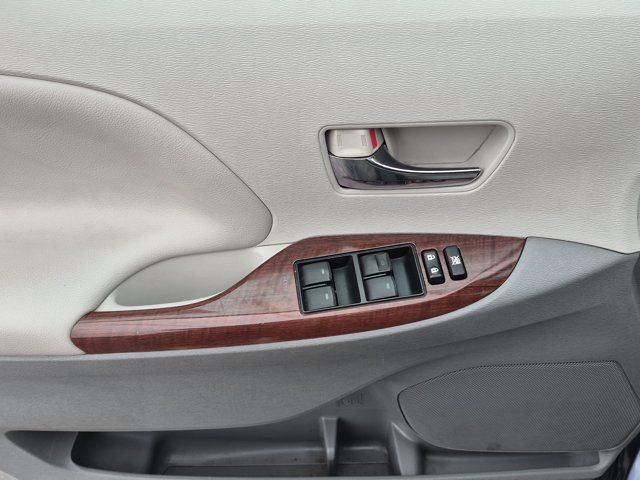 Used 2014 Toyota Sienna XLE FWD image 17