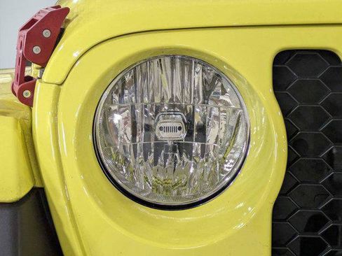 Certified 2023 Jeep Gladiator Sport AWD/4WD image 6