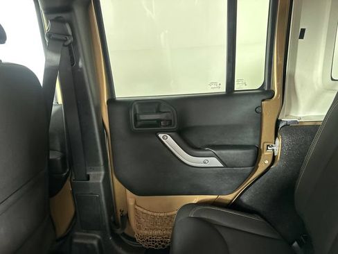 Used 2015 Jeep Wrangler Unlimited Sahara w/ Connectivity Group AWD/4WD image 14