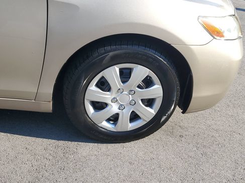 Used 2009 Toyota Camry LE FWD image 6