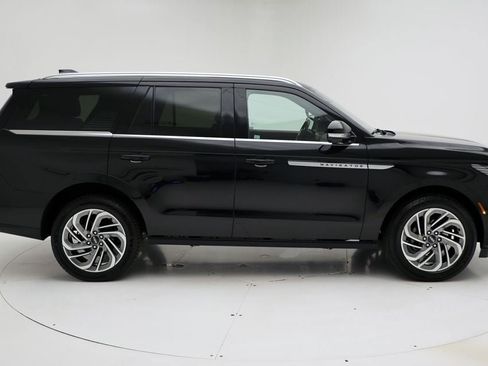 Used 2025 Lincoln Navigator Reserve AWD/4WD image 3