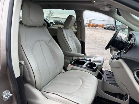 Used 2017 Chrysler Pacifica Limited w/ Advanced Safetytec Group image 48