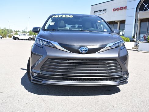 Used 2025 Toyota Sienna XLE FWD image 4