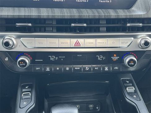 Used 2025 Kia Telluride EX w/ EX Captain's Chair Package image 16