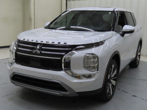New 2025 Mitsubishi Outlander SE image 7