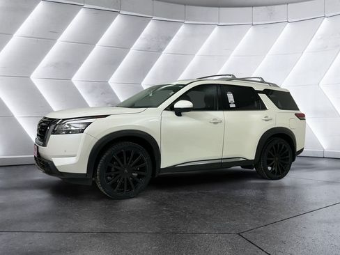 Used 2023 Nissan Pathfinder Platinum w/ Cargo Package AWD/4WD image 3