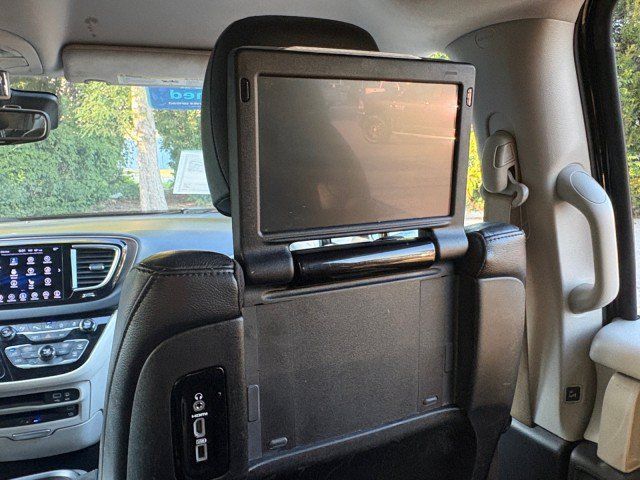 Used 2017 Chrysler Pacifica Touring-L Plus w/ Advanced Safetytec Group FWD image 14