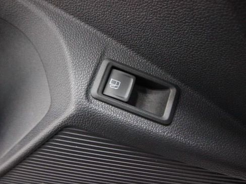 Used 2022 Volkswagen Taos SE w/ Panoramic Sunroof Package image 13