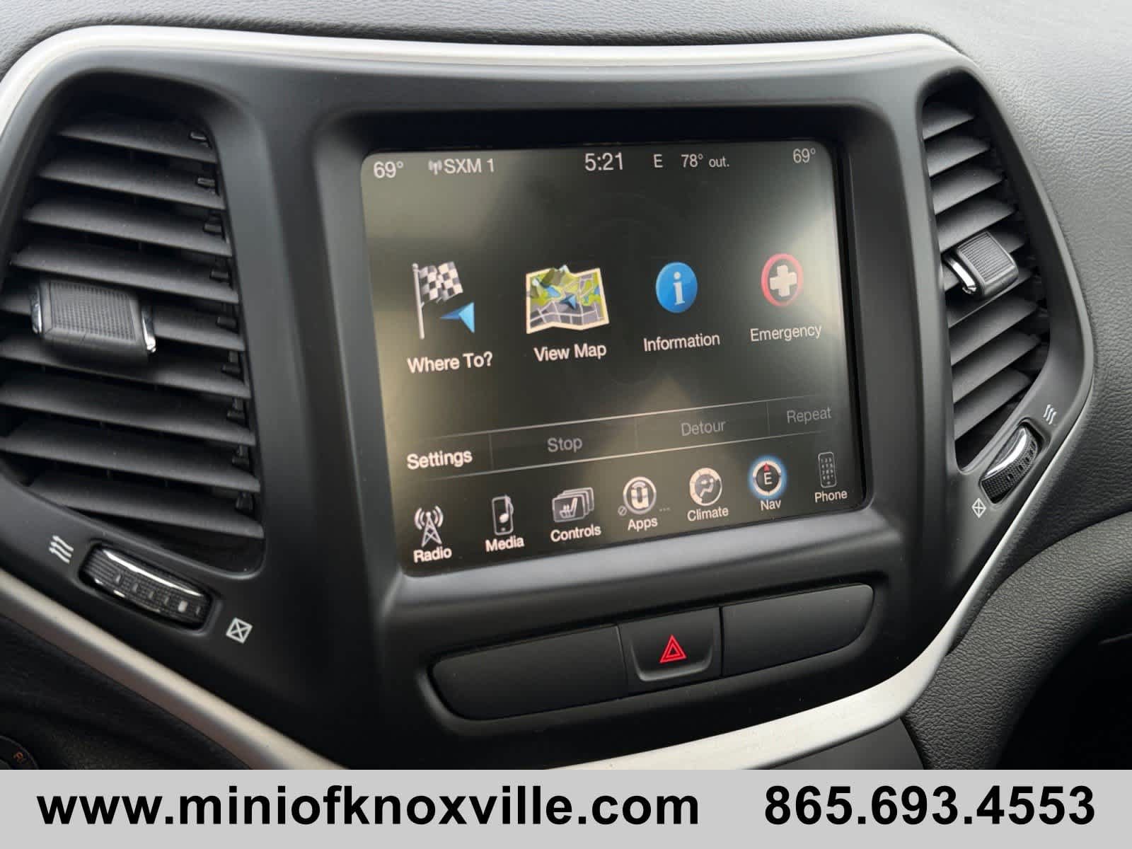 Used 2017 Jeep Cherokee Trailhawk AWD/4WD image 34