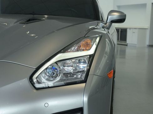 Used 2023 Nissan GT-R Premium w/ Floor Mat Package AWD/4WD image 9
