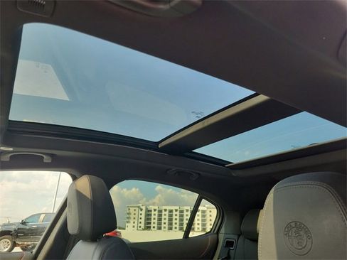 Used 2023 Alfa Romeo Stelvio Estrema image 18