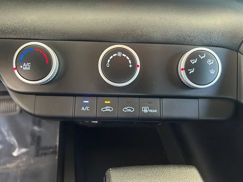 Used 2025 Hyundai Elantra SE FWD image 39