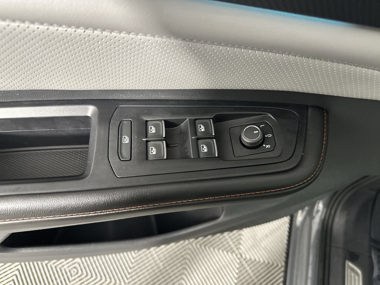 Used 2024 Volkswagen Atlas Peak Edition SE AWD/4WD image 3