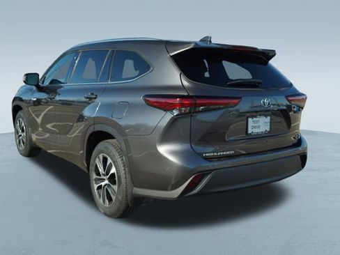 Used 2021 Toyota Highlander XLE image 6