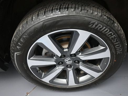 Certified 2024 Honda Pilot Touring image 15