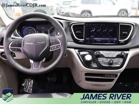 Used 2024 Chrysler Pacifica Touring-L FWD image 17