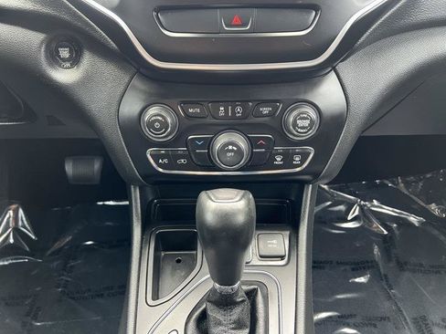 Used 2019 Jeep Cherokee Latitude Plus FWD image 15