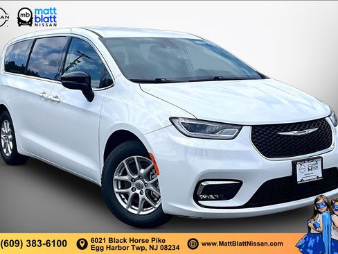 Used 2024 Chrysler Pacifica Touring-L FWD image 10