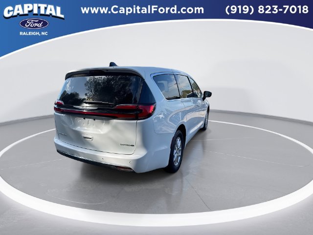 Used 2025 Chrysler Pacifica Select FWD image 8