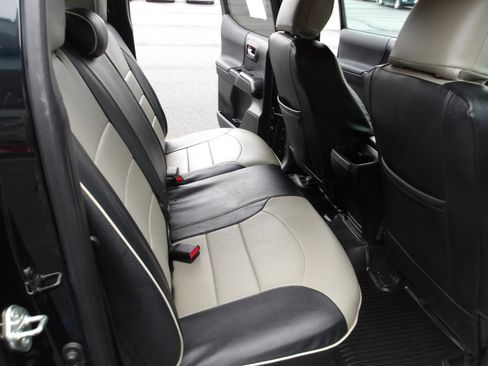 Used 2020 Toyota Tacoma TRD Off-Road w/ Technology Package image 12