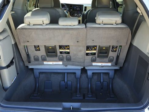 Used 2017 Toyota Sienna XLE image 10