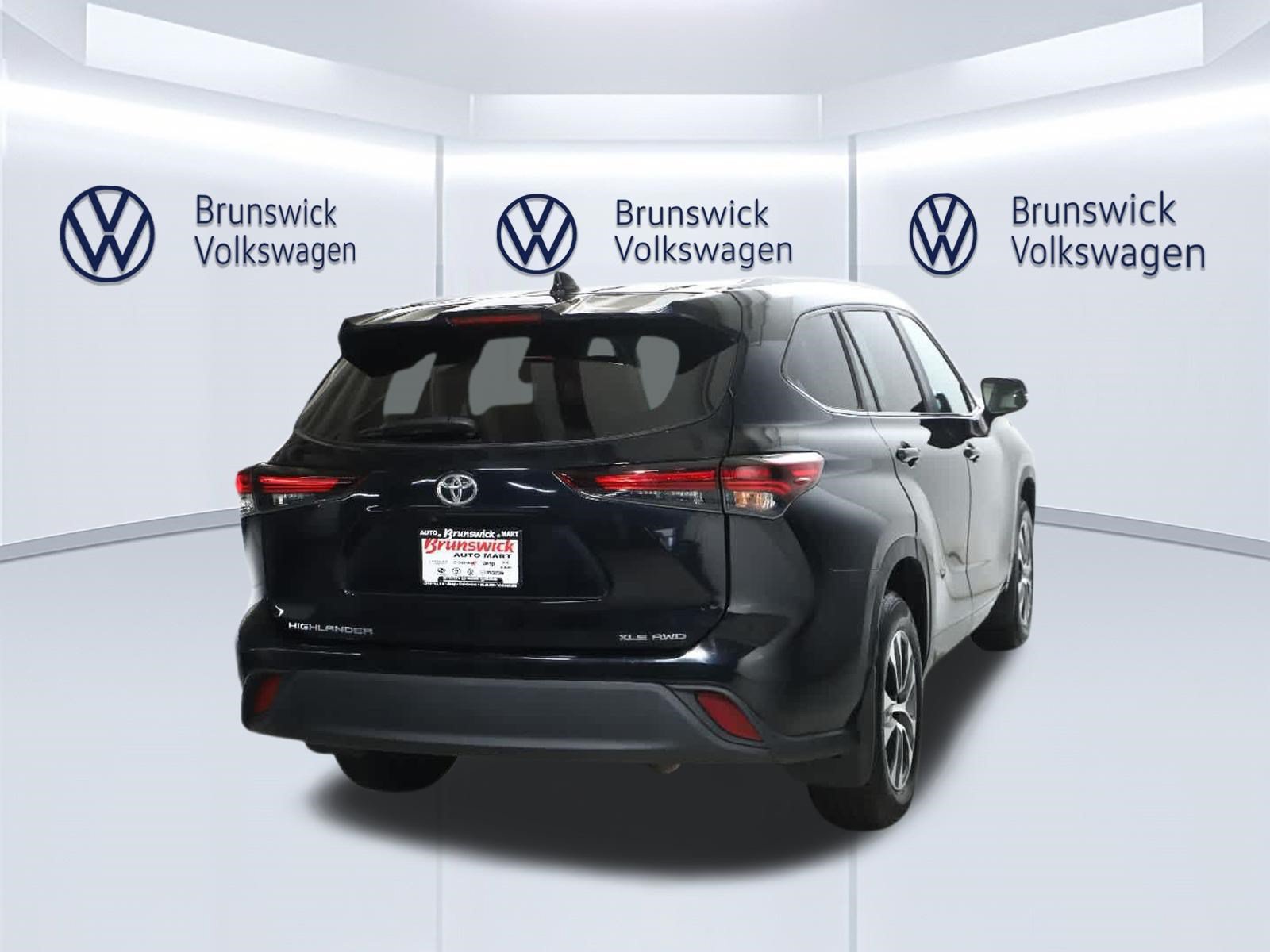 Used 2024 Toyota Highlander XLE AWD/4WD image 47