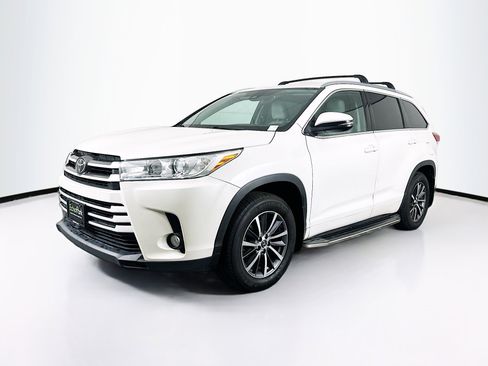 Used 2018 Toyota Highlander XLE w/ Carpet Mat Package (TMS) image 3