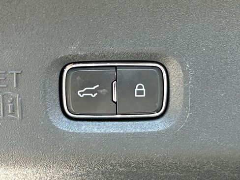 Used 2025 Lincoln Navigator Reserve image 19