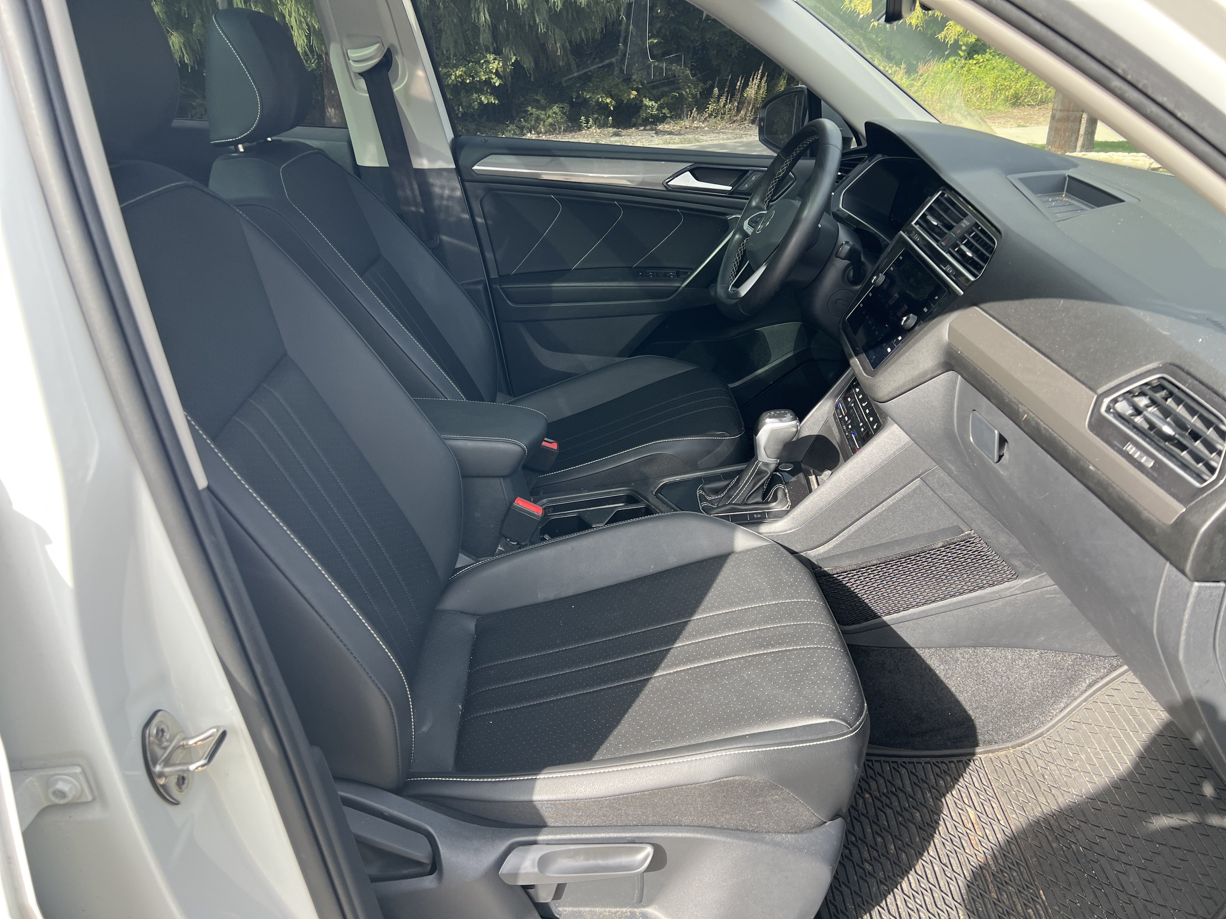 Used 2023 Volkswagen Tiguan SE w/ Panoramic Sunroof Package FWD image 25