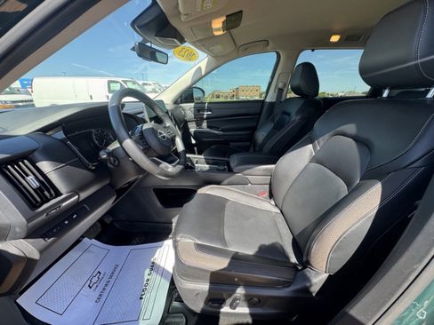 Used 2023 Nissan Pathfinder SL w/ Black Appearance Package image 6