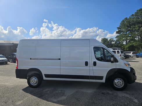 Used 2024 RAM ProMaster 2500 w/ Convenience Group FWD image 4