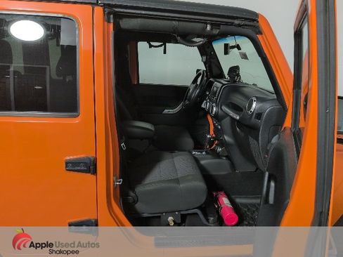 Used 2012 Jeep Wrangler Unlimited Sahara w/ Connectivity Group image 27