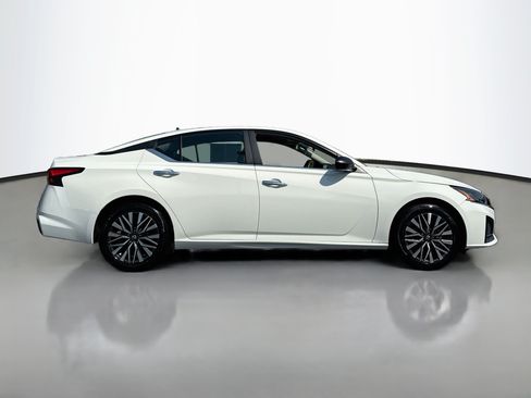 Used 2025 Nissan Altima 2.5 SV FWD image 8