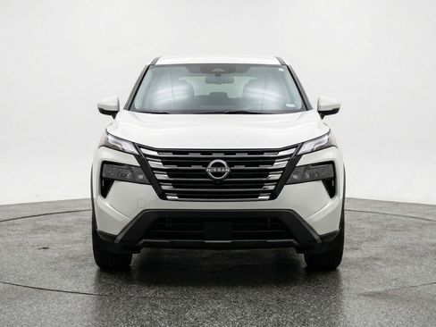 Used 2025 Nissan Rogue SV image 2