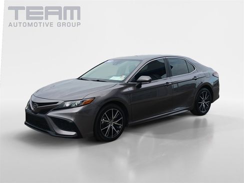 Used 2023 Toyota Camry SE image 3