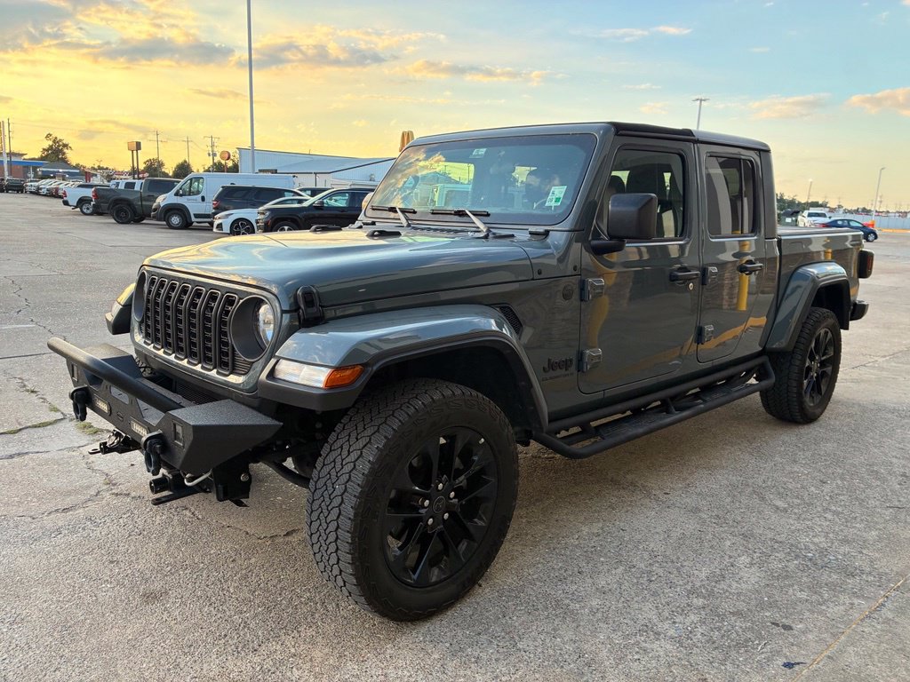Used 2025 Jeep Gladiator Sport AWD/4WD image 2