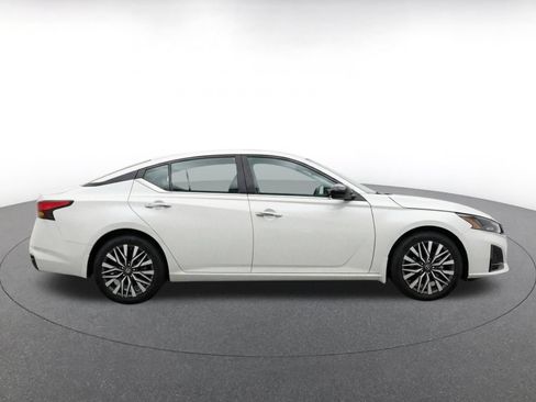 Used 2025 Nissan Altima 2.5 SV FWD image 10