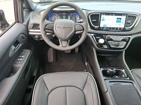 New 2026 Chrysler Pacifica Limited image 9