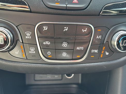 Used 2022 Chevrolet Equinox RS FWD image 27
