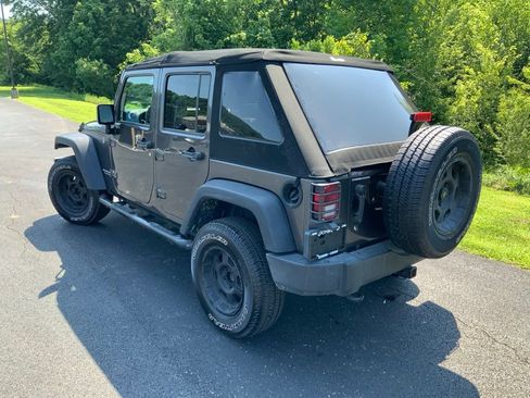 Used 2017 Jeep Wrangler Unlimited Rubicon AWD/4WD image 8