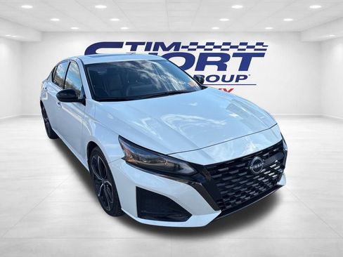 Used 2023 Nissan Altima 2.5 SR w/ SR Premium Package image 3