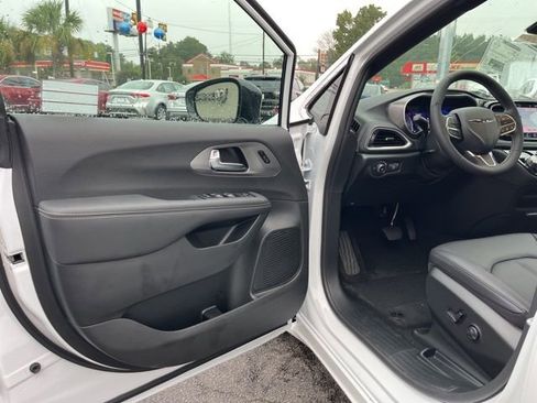 New 2026 Chrysler Pacifica Select image 4