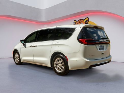 Used 2025 Chrysler Pacifica Select FWD image 8