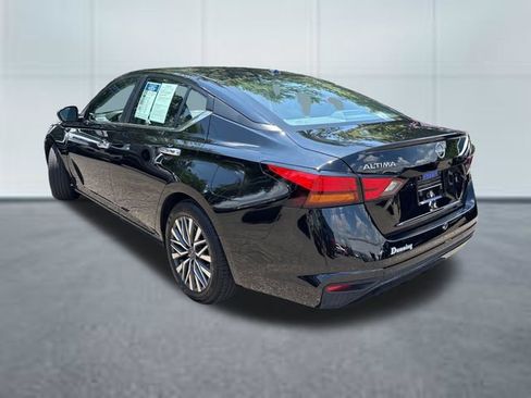 Used 2025 Nissan Altima 2.5 SV FWD image 2