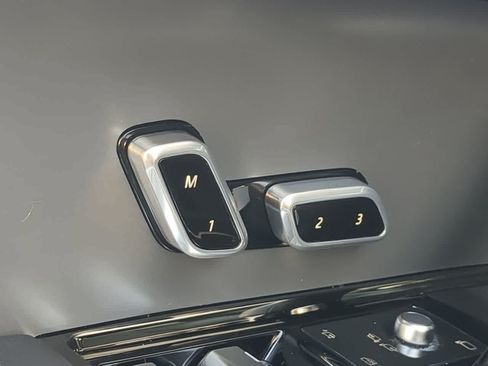 Used 2025 Land Rover Range Rover Sport SE AWD/4WD image 18