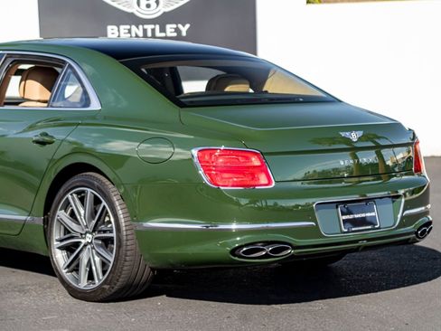 Used 2022 Bentley Flying Spur Plug-In Hybrid image 14